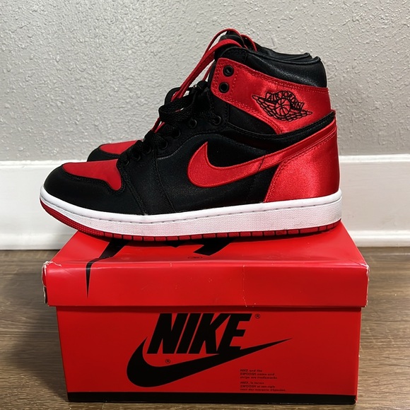 Jordan 1 Retro Hi OG ‘Satin Bred’ 2023 - Picture 3 of 7